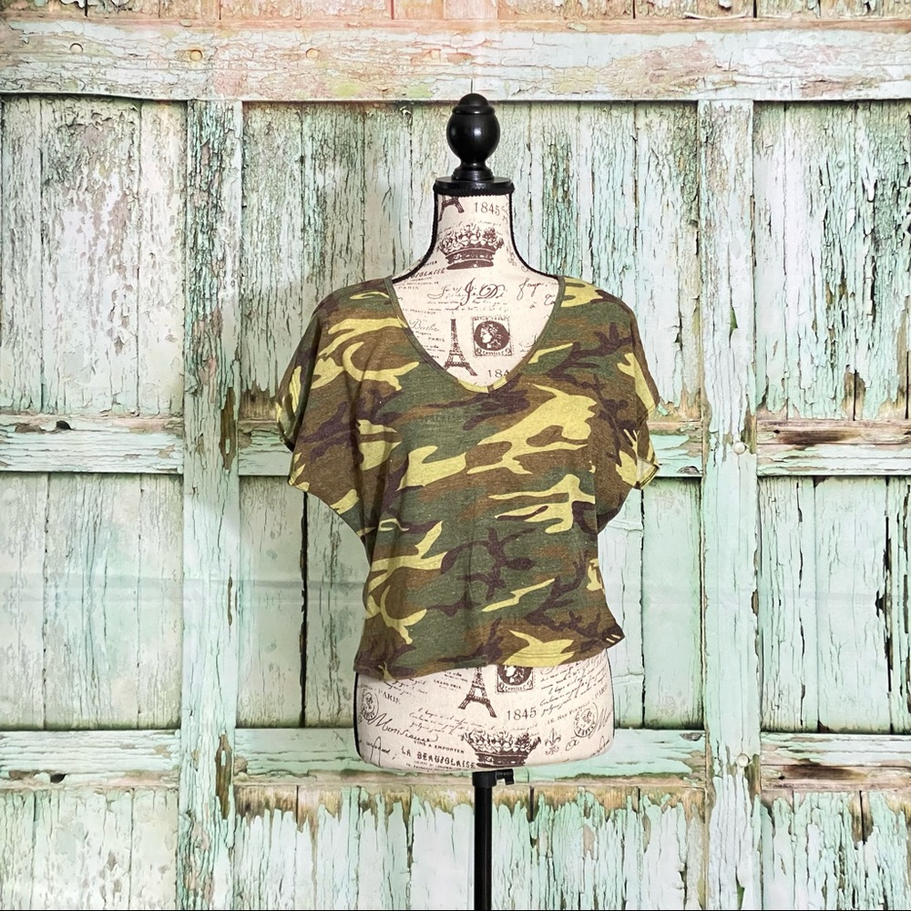 "Camo QT" cropped T-shirt